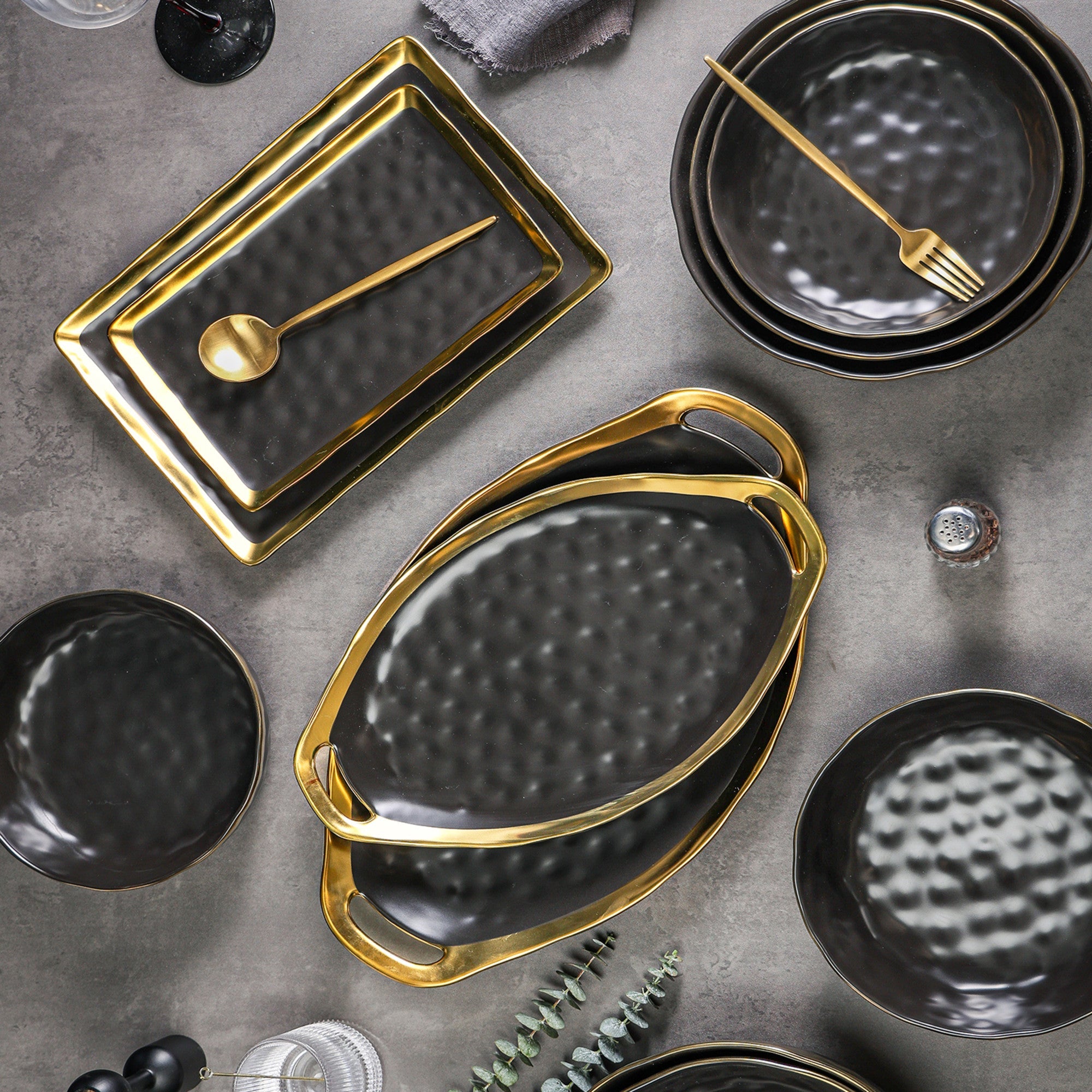 mercvo Porcelain Service Plate mercvo - Black: Stackable, Gold - Trimmed Rectangular Trays for Dining & Decor