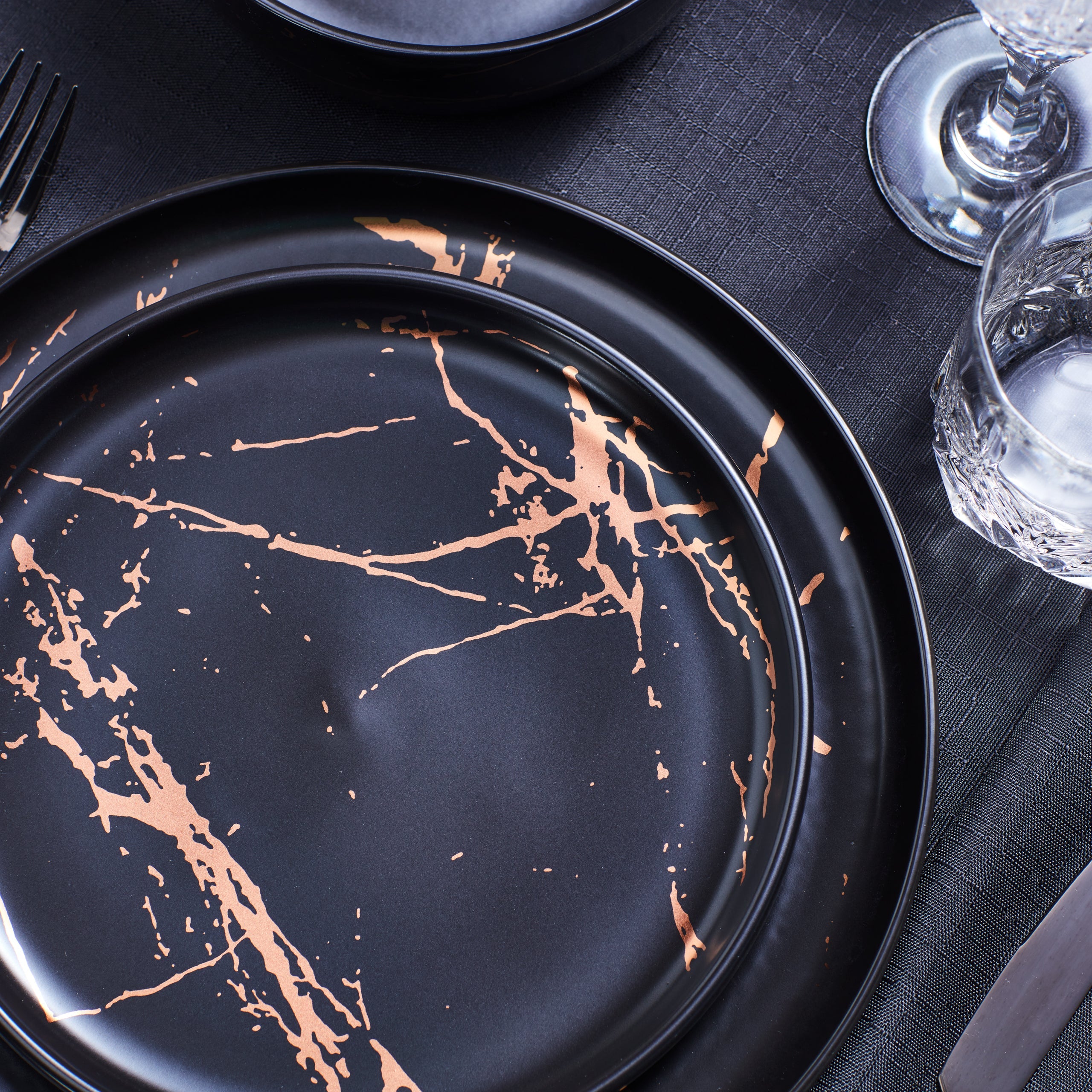 mercvo Porcelain Dinnerware mercvo - Black: Sleek Matte Black with Gold Accents, Service for 4 or 8, Ideal for Dining