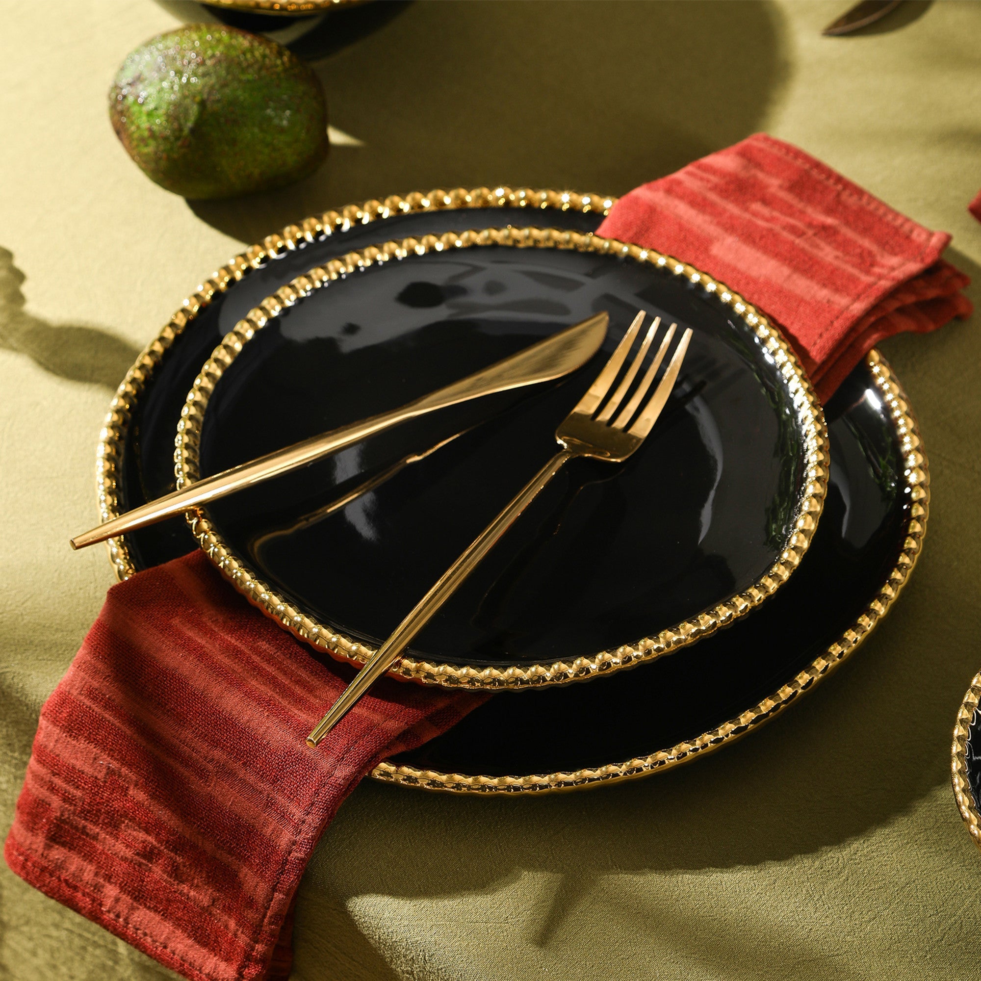 mercvo Porcelain Dinnerware mercvo in Black – Glossy Finish with Gold Beaded Trim, Service for 4 or 8, Ideal for All Occasions